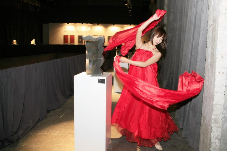 Danza china en la inauguración de la exposición 8 Puentes